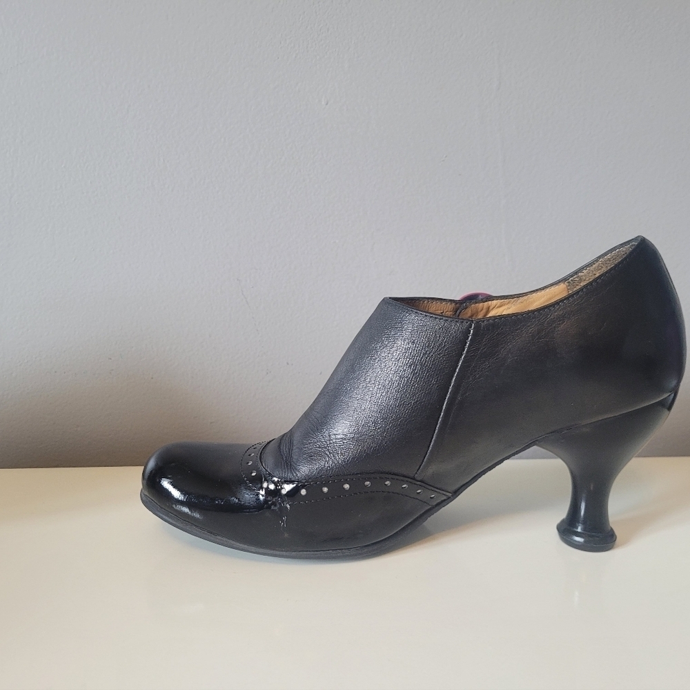 Fluevog Bellevue Ella Baker Brogued Heel With Cutout, GUC, Size 6 - Picture 8 of 11